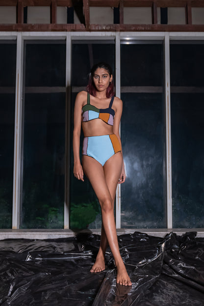 Notre-Ame-Le-Jeu-Mondrian-Aqua-Bikini-F